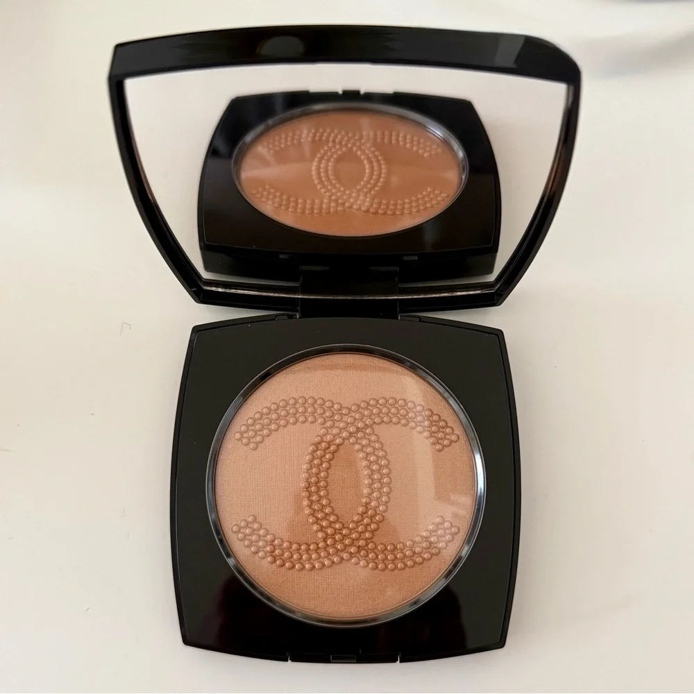 CHANEL LES SYMBOLES DE CHANEL OVERSIZE ILLUMINATING FACE POWDER - WARM GOLD NIB